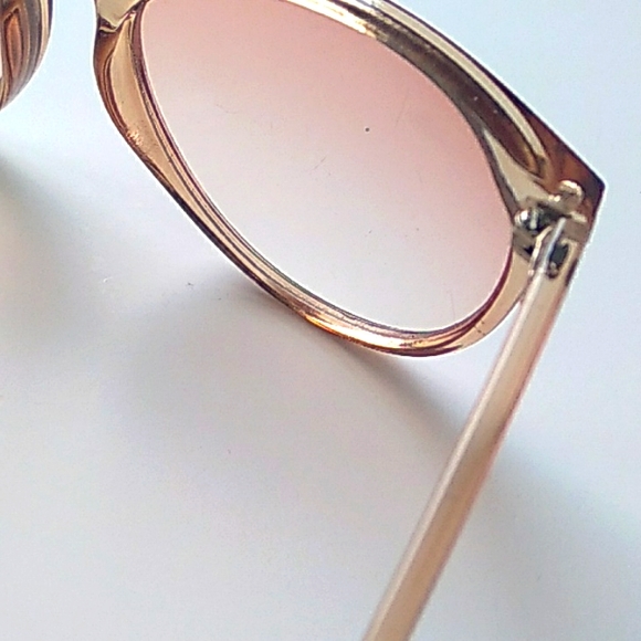 Light Tinted Round Lens Sunglasses - Picture 3 of 3
